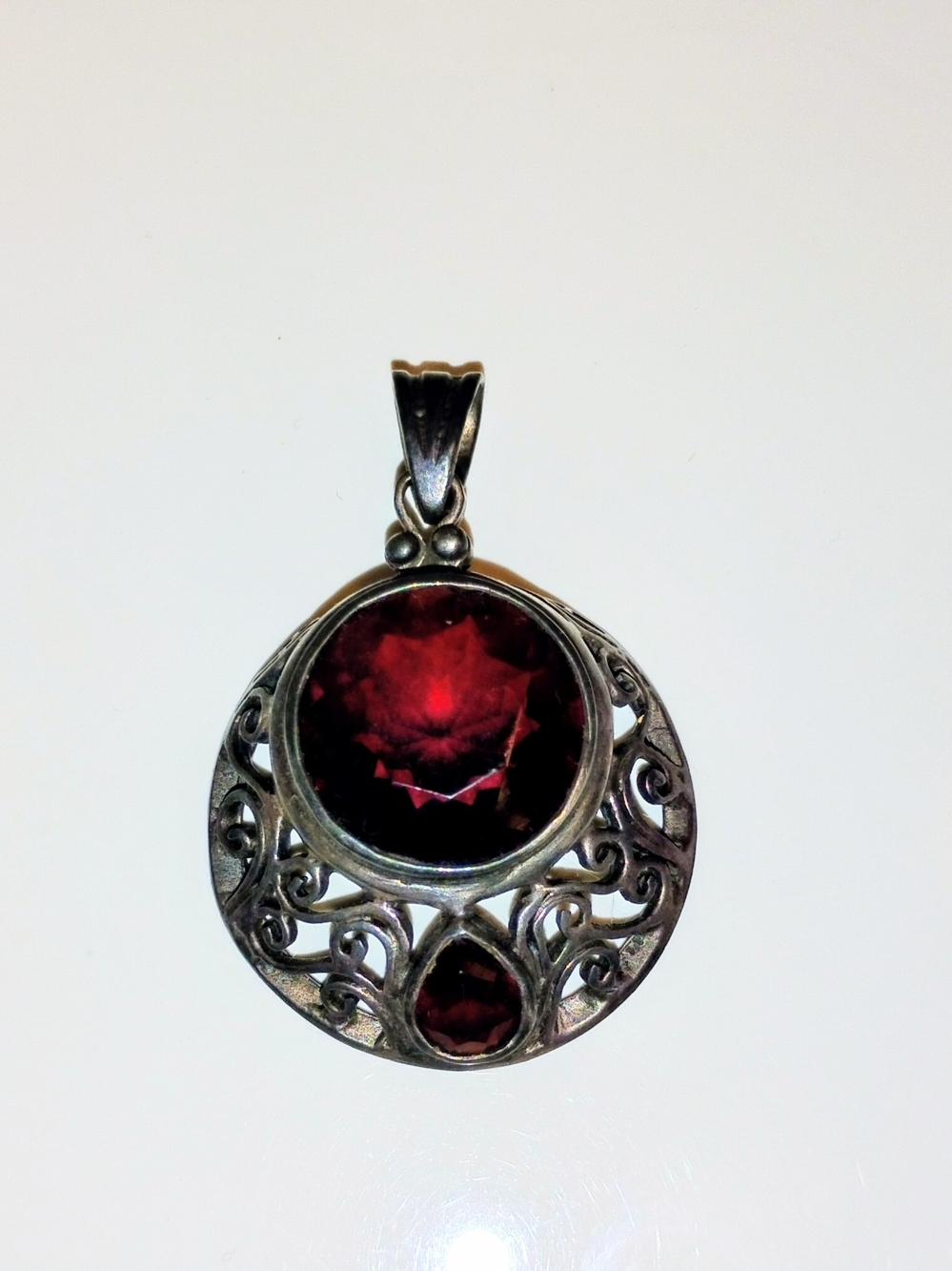 Vintage-Style Silver Pendant with Genuine Garnet Gemstone - Picture 2 of 2